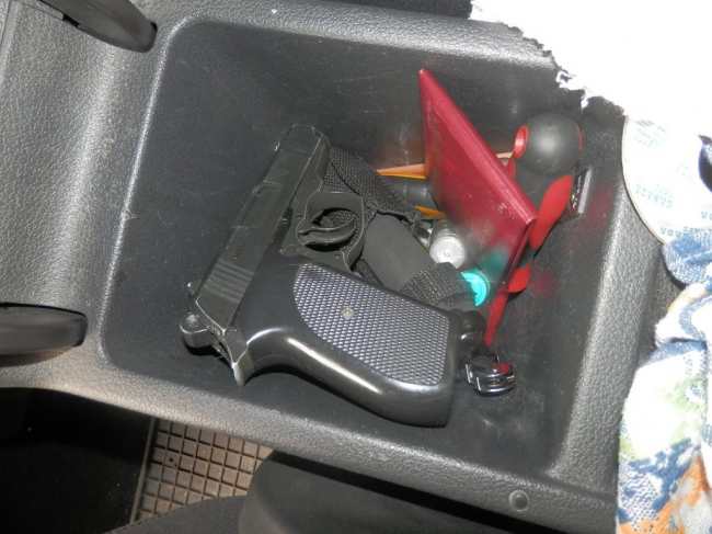 На КПВВ &quot;Марьинка&quot; обнаружили автомобиль с нелегальным оружием